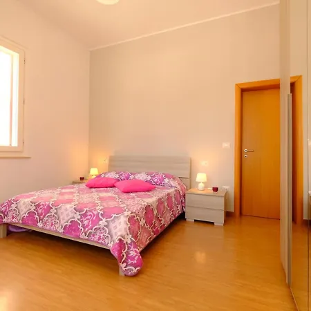Lady 2 - Apartment