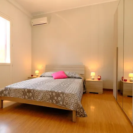 Apartment Lady 2 - *